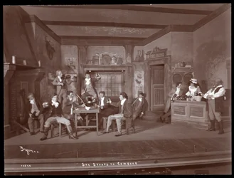 Una scena da una produzione amatoriale di She Stoops to Conquer